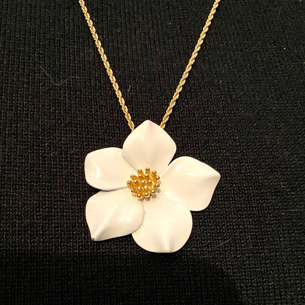 Crown Trifari, elegant White enamel&Gold dogwood Flower Pendant Necklace, 27 in